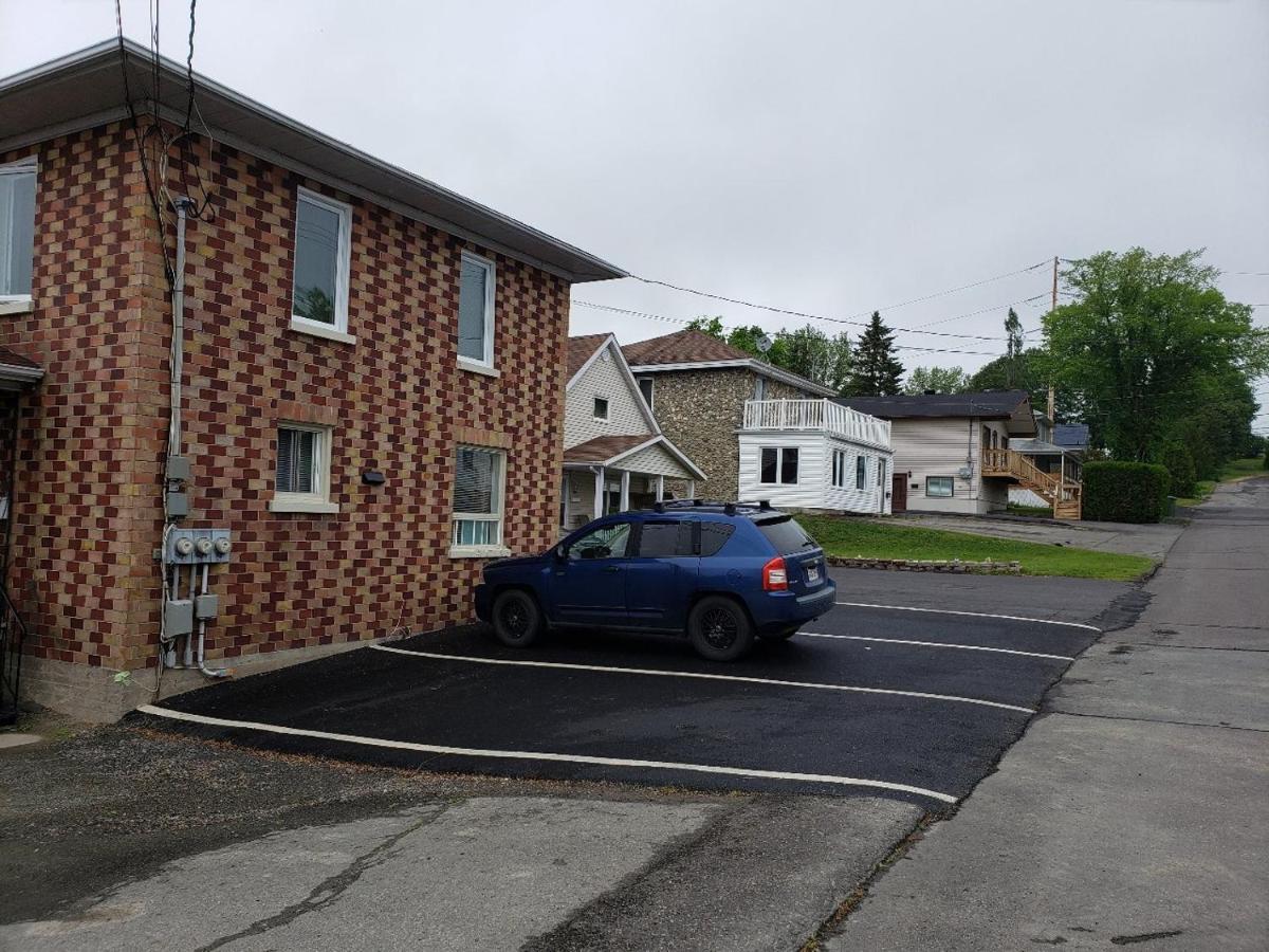 Downtown Apartment Next To Highway Netflix+Wifi Edmundston Exteriér fotografie